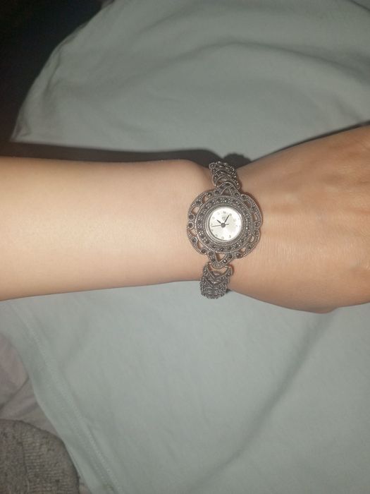 Часы изготовлены из чистого серебра.