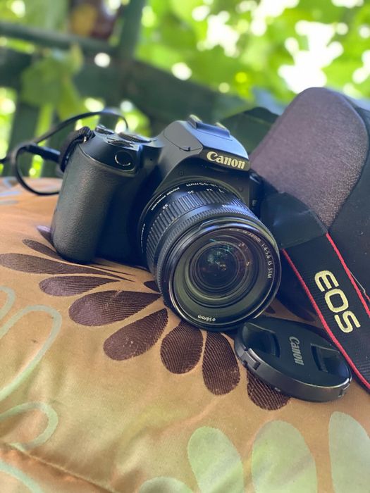 Продавам фотоапарат Canon EOS 250D с оригинален обектив Canon EF-S 18-55mm f/4-5.6 IS STM