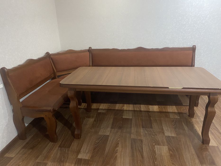 Кухонный уголок с диваном