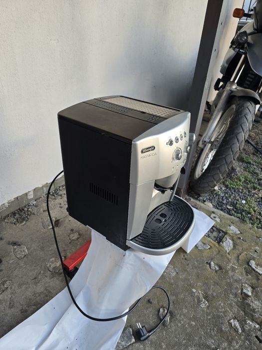 Masina de cafea Delonghi Magnifica