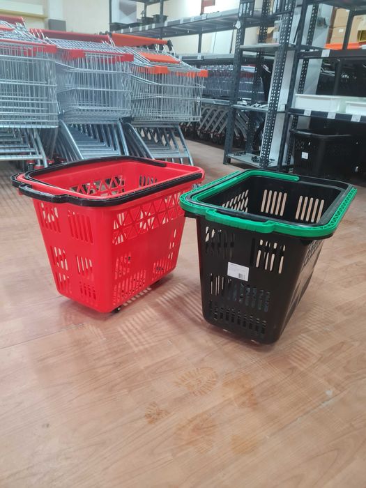 Пазарска кошница с дръжки и колелца.