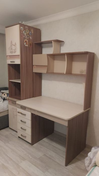 Стол и шкаф школьный