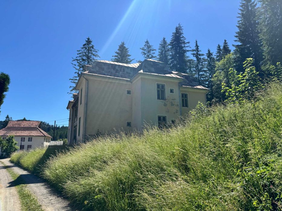 Vând!! Vila cu 17 camere în inima Borsecului – lângă Izvorul 10