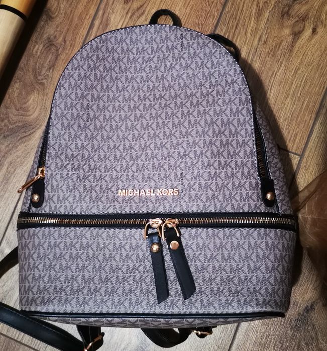 Rucsac si portfard Michael Kors