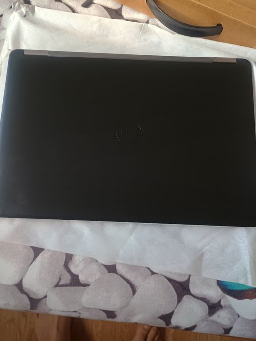se vinde laptop ca nou la cutie