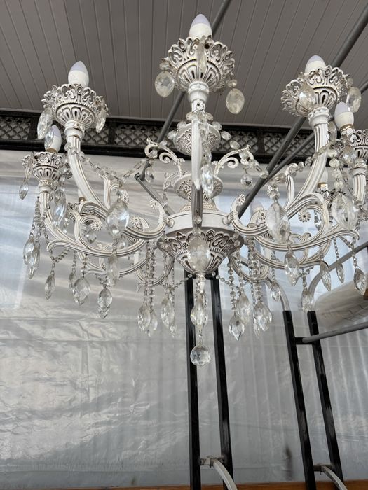 Сапалы және әдемі люстралар