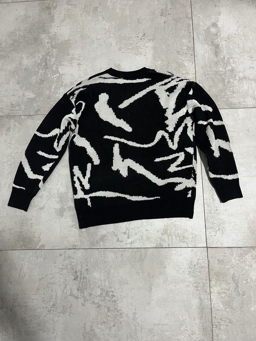 bluza alb negru .