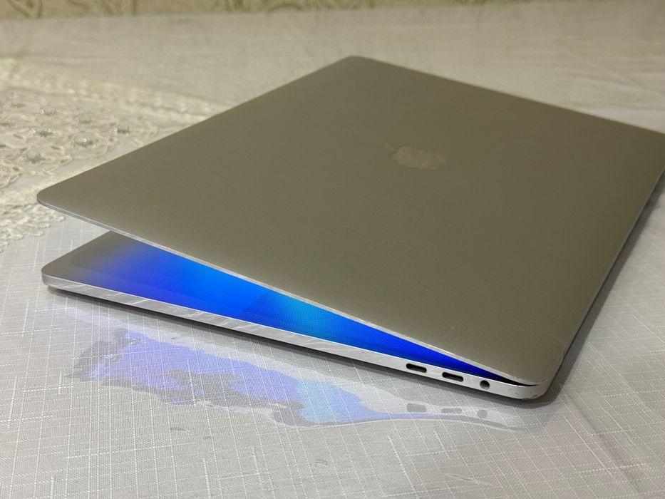 Apple Macbook Pro 2018 Silver 15 inch intel Core i7