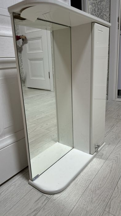 Зеркало с полочками