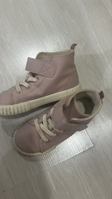 Ботиночки для девочек бренд HM размер 25