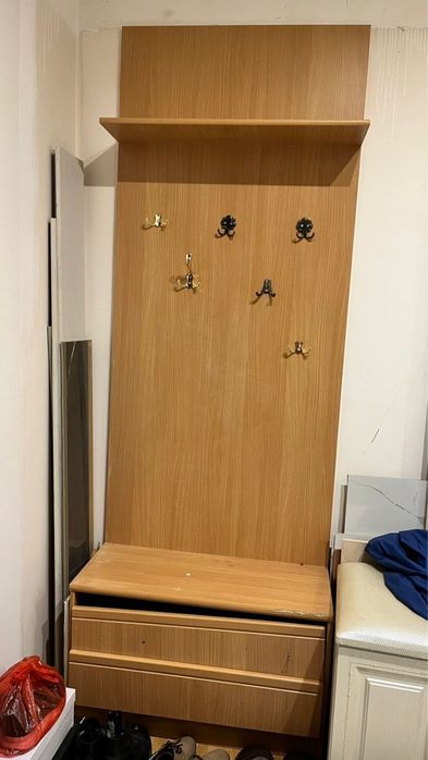 Отдам даром прихожую и тумбу, находится в центре города