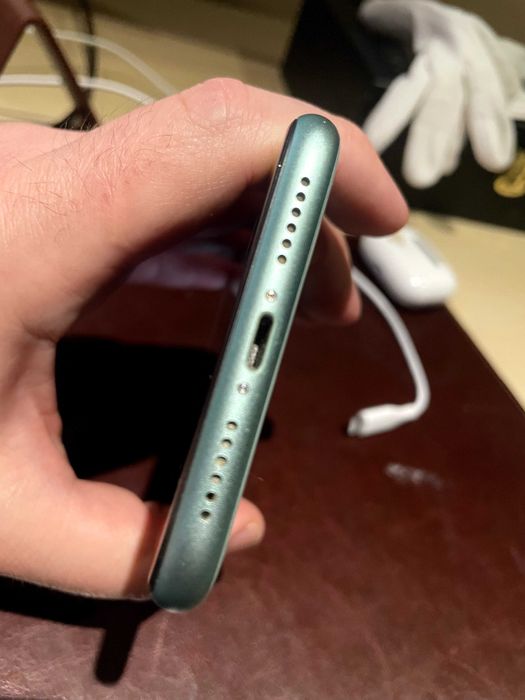 iPhone 11 64GB • Stare Foarte Bună • Baterie 84% • Full Box