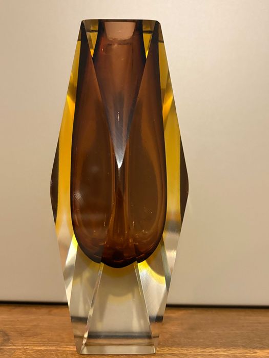 Vaza Murano Sommerso fatetata, atribuita Alessandro Mandruzzato, anii 1960-1970, ambra