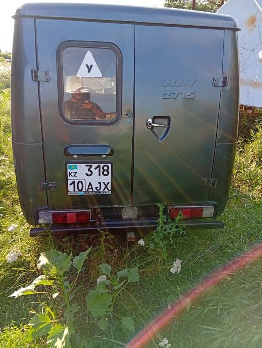 Машина на ходу гас бензин