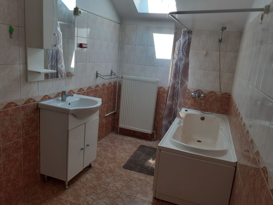 Proprietar închiriez apartament 2 camere  + garaj  zona Piața Spitalului
