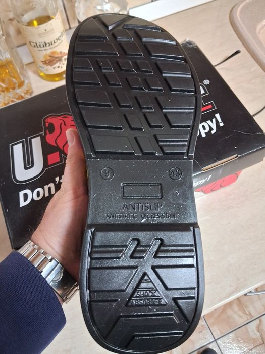 Vând adidas de protecție