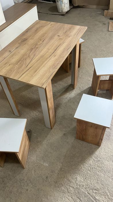 Продам новые стол и 4 табуретки