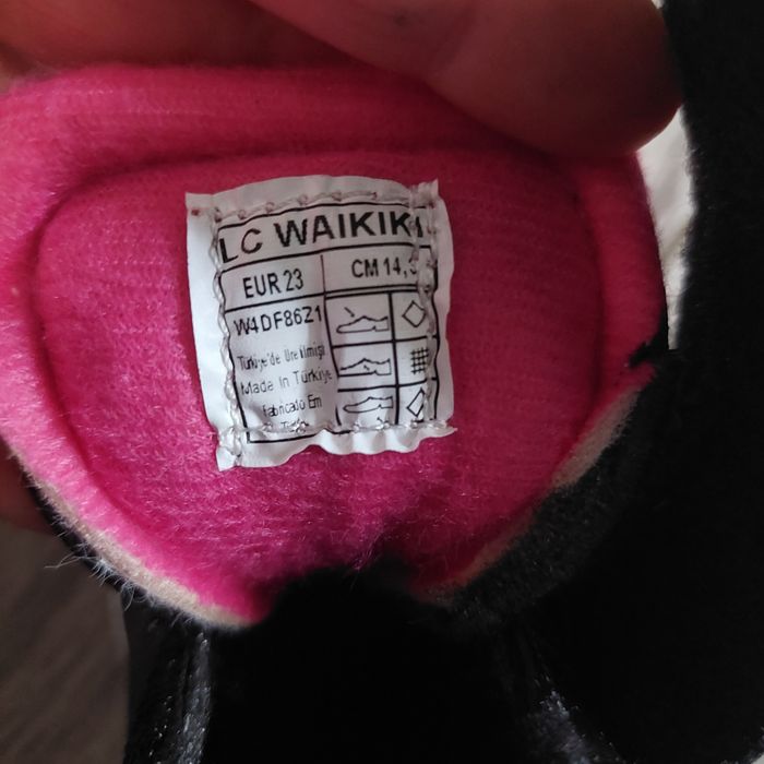 Детски пантофи и маратонки за момиче.