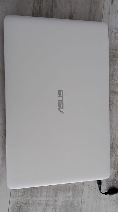 Laptop Asus superb, cu ecran mare (17,3 inch)