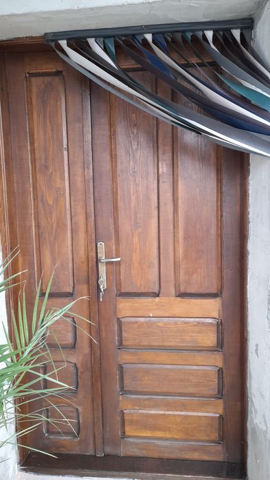 Ușă  din  lemn  .