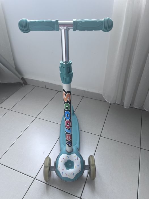Trotineta cu 3 roti si lumini 3D donut