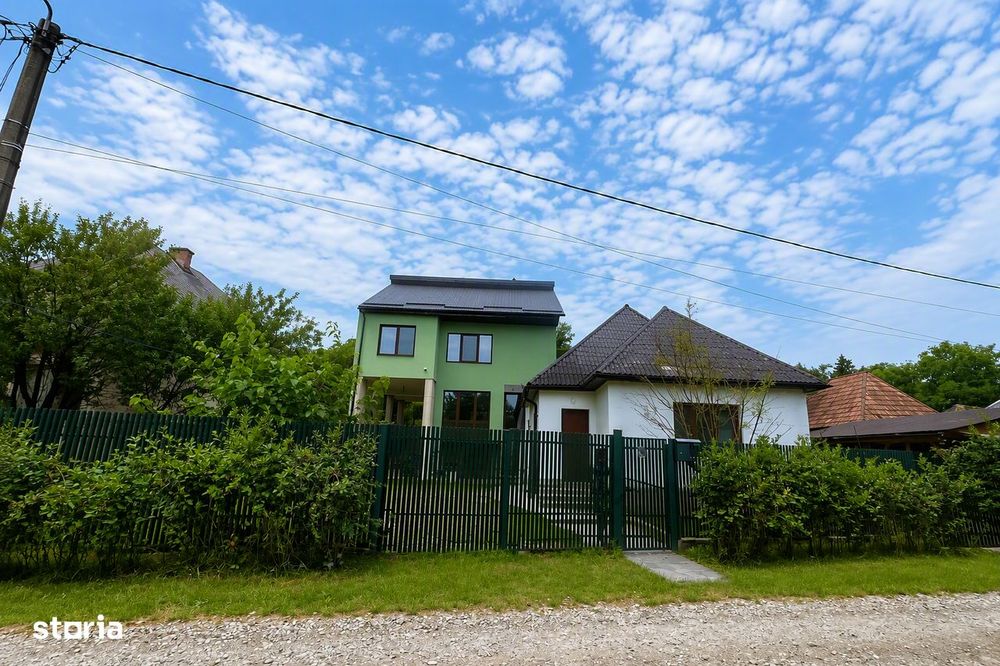 Proprietate cu 2 case , suprafață utilă 211 mp, teren 2900 mp