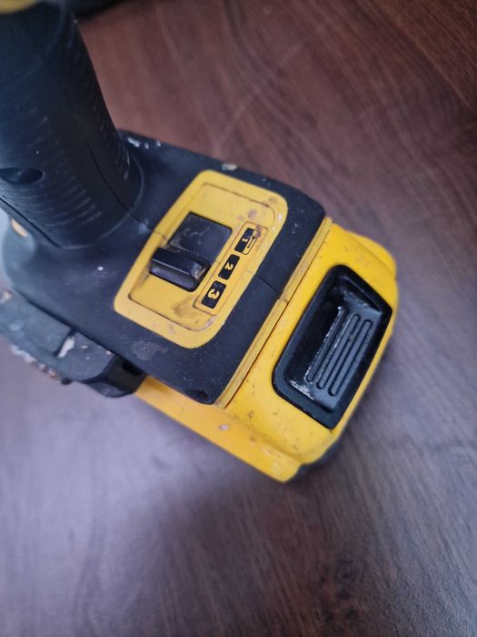 Filetanta IMPACT DEWALT 18V Li-ION cu baterie de 4AH si incarcator cor