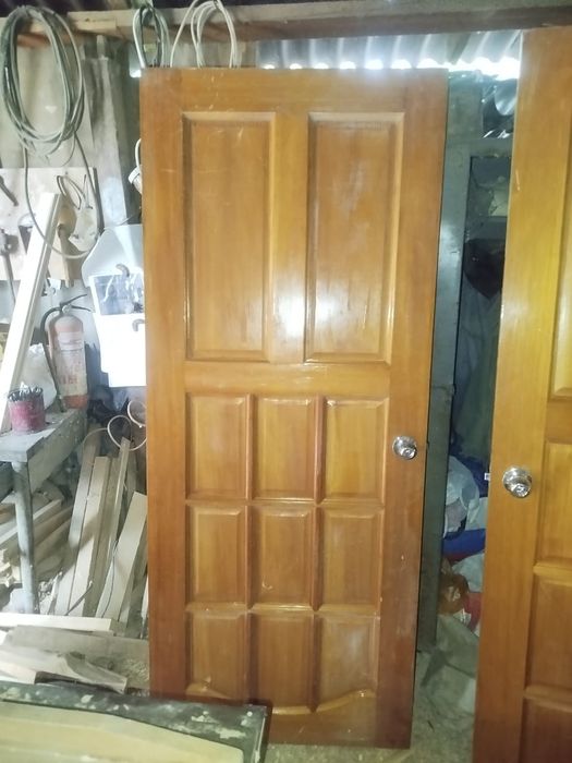 Двери для дома из дерева