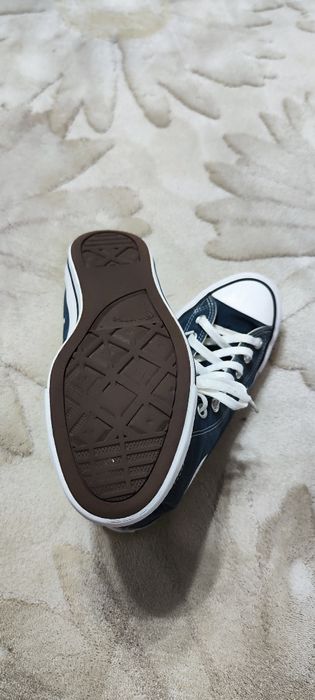 Vând tenisi Converse mid-high unisex Chuck Taylor All Stars, Bleumarin