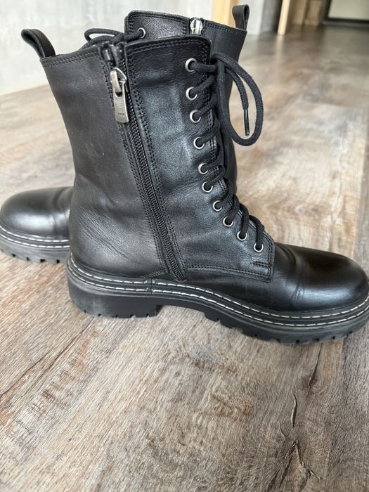 Женские ботинки в стиле мартинсов