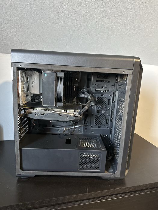 PC desktop de vânzare cu monitor și tastatură