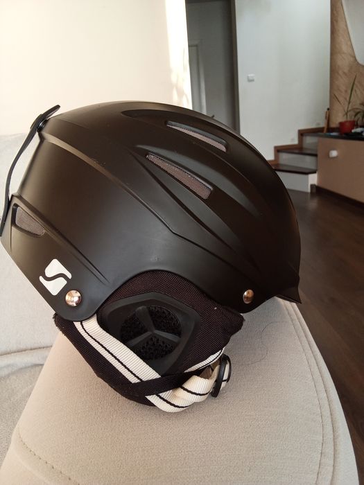 Ски каскa-цвят черен