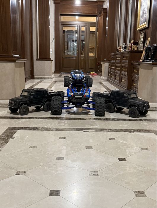 Traxxas X-Maxx Ultimate 8S + 2 LiPo 6700mAh + încărcător dual + roți paddle + WideMaxx