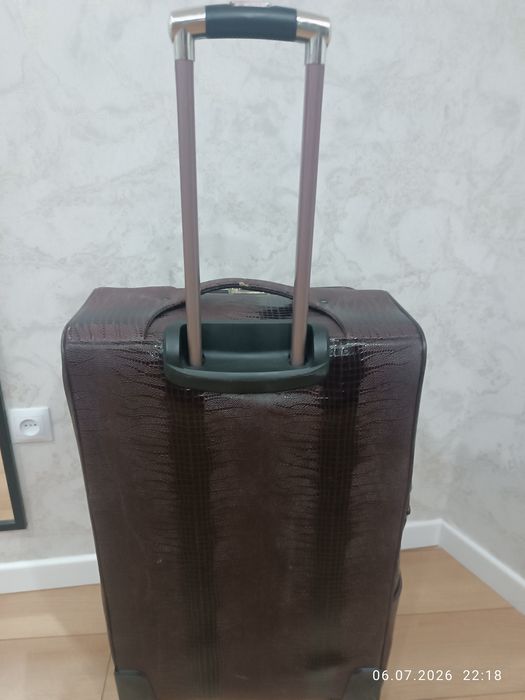 Продам чемодан.Срочно