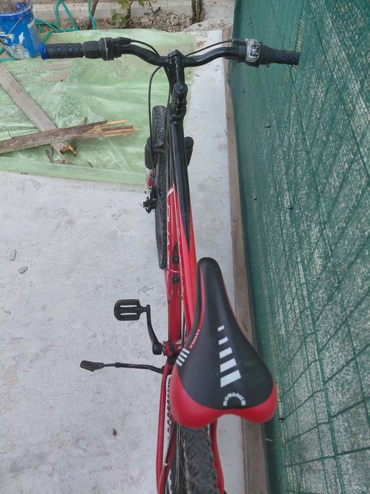 Bicicleta roșie.