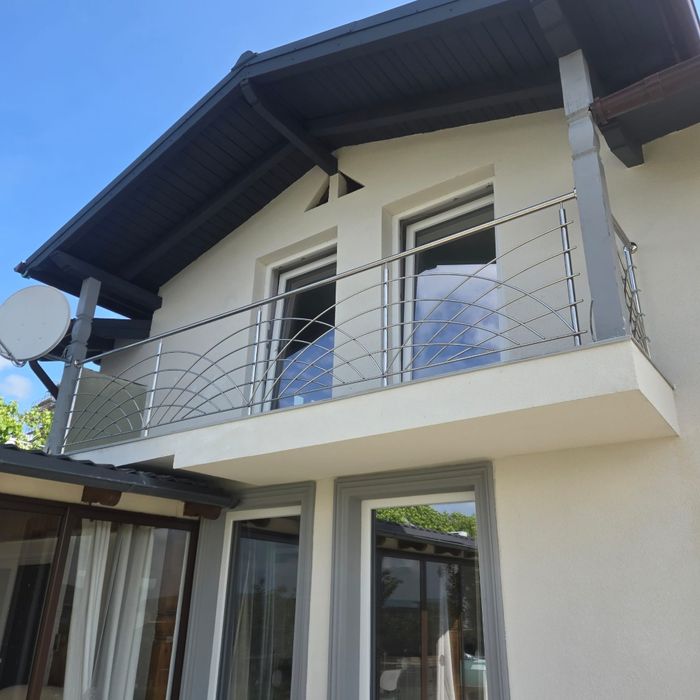 Confecționez: balustrade; porți;  ghiduri ;  copertine  din inox și fier