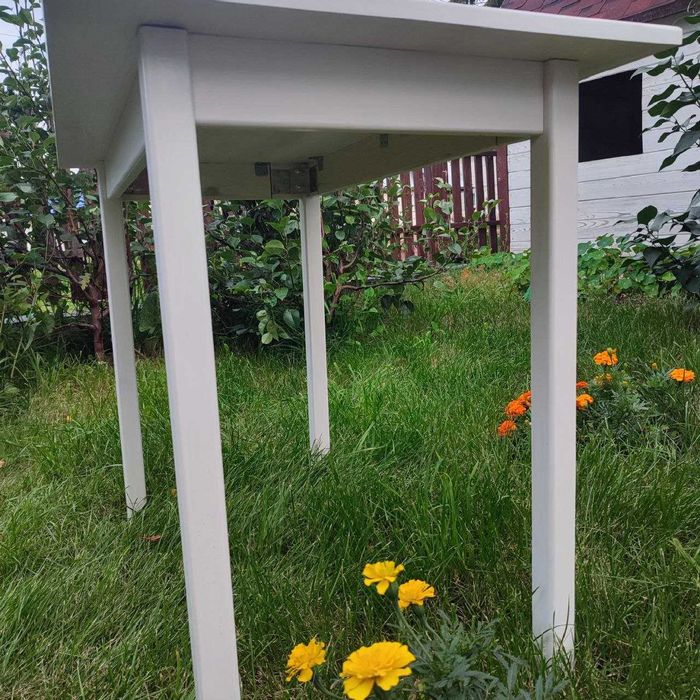 Стол и табуреты продам (стол и 4 табурета)