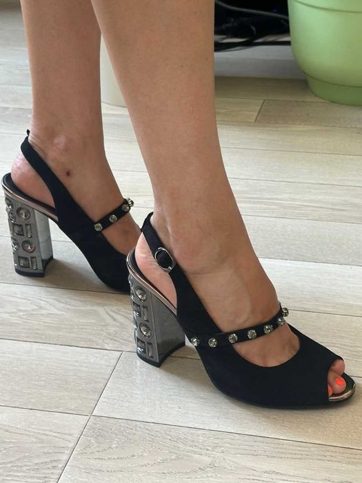 Продам босоножки новые, надела только в офисе оказались маленькие 36р.