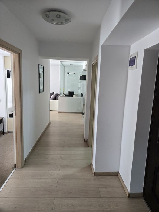 Închiriez apartament 3 camere