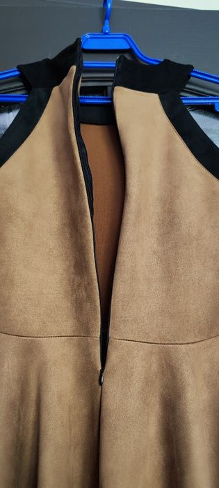 Кадифена рокля с бродерия