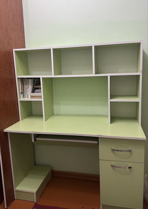 Стол для учебы/работы с ящиками.