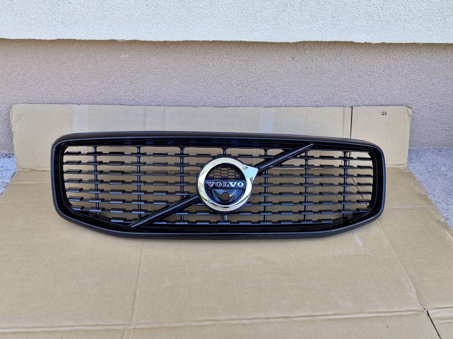 Grila centrala Volvo XC60 R-Design 2017-2020 cu loc de camera