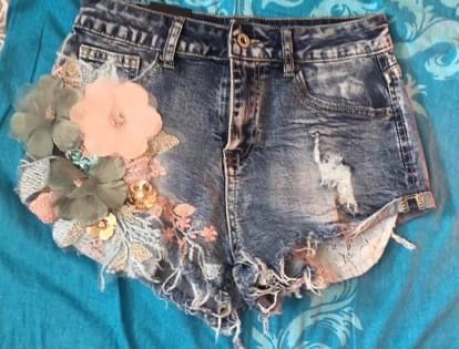 Къси дънкови панталони с цветя