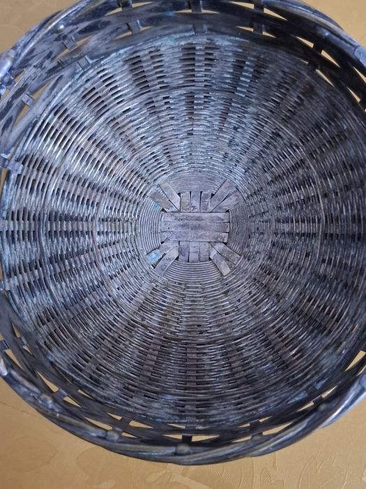 Vând coșuleț împletit metal
