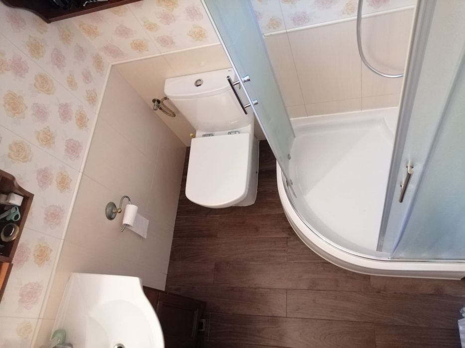 Închiriez casă 3 dormitoare , 3 bai, living ,bucătărie ,dressing!