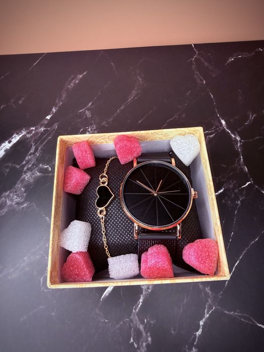 За нея: женски часовник+гривна+подаръчен аранжимент.