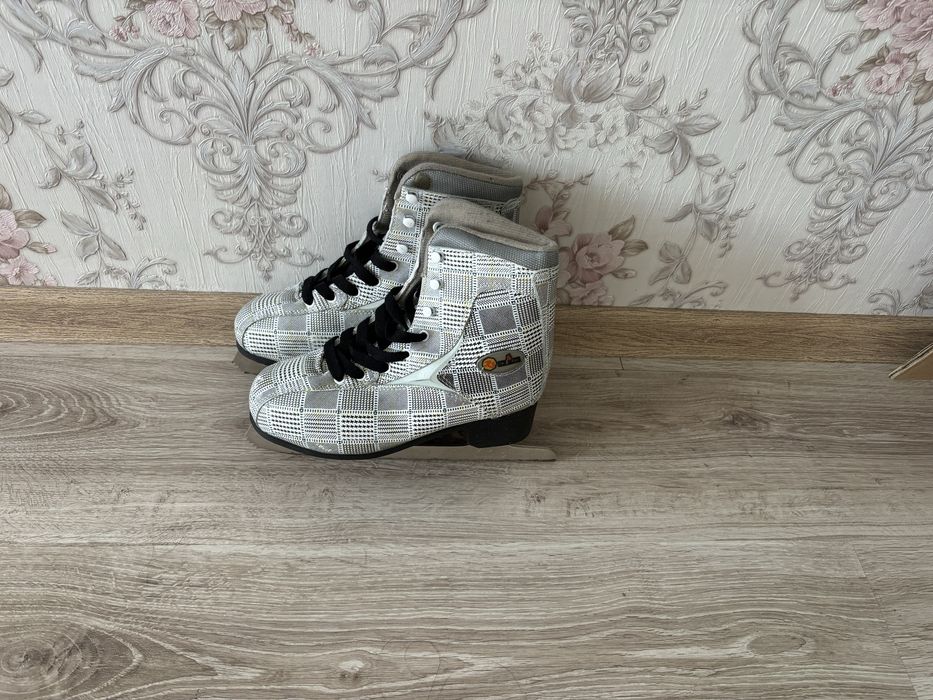 Продам коньки  36-37 размер