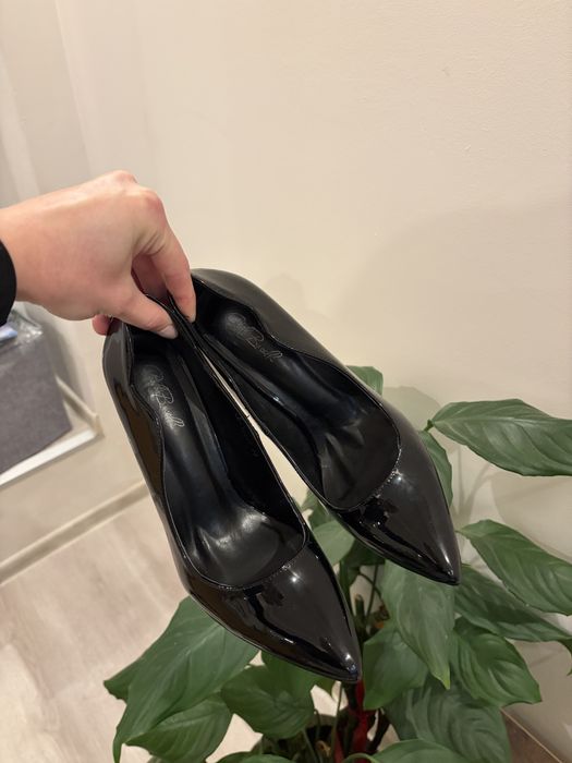 Черни лачени обувки на ток