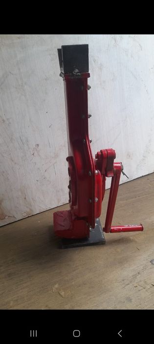 Рейчный домкрат .