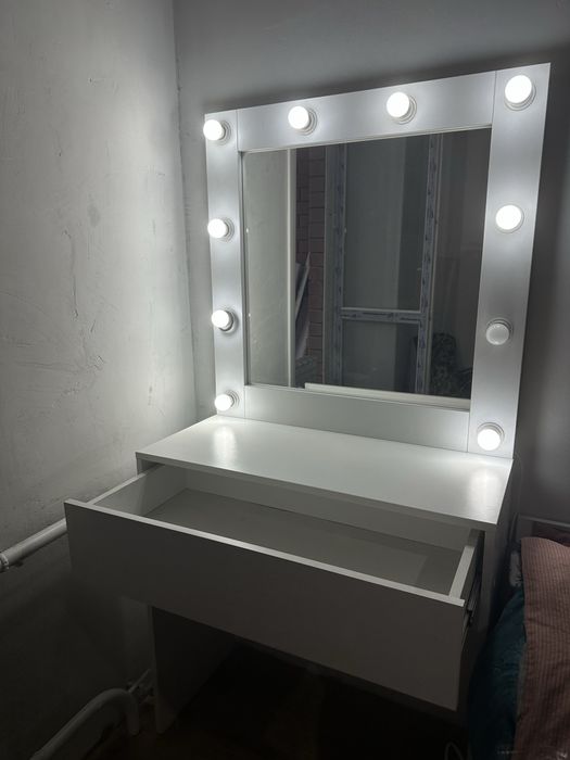 Продам туалетный столик